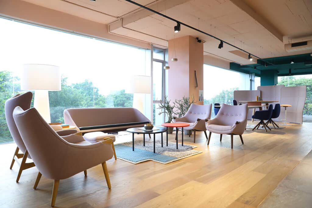 Moderner Loungebereich mit Sesseln und Tischen