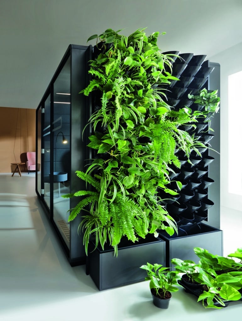 Bürozentrale mit vertikalen Pflanzen für modernes Design.
