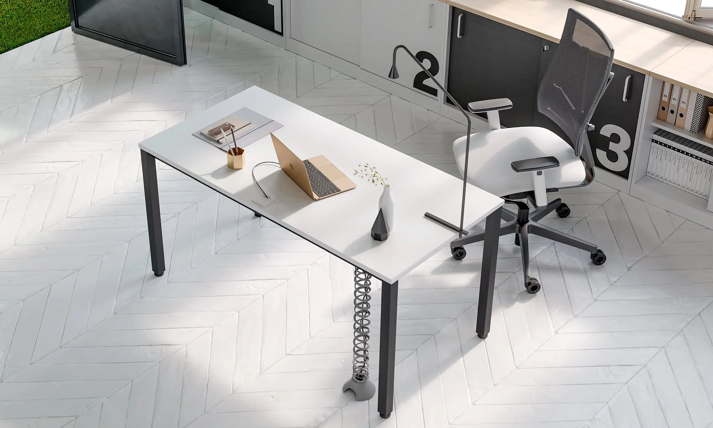 Modernes Bürozimmer mit Schreibtisch und Stuhl