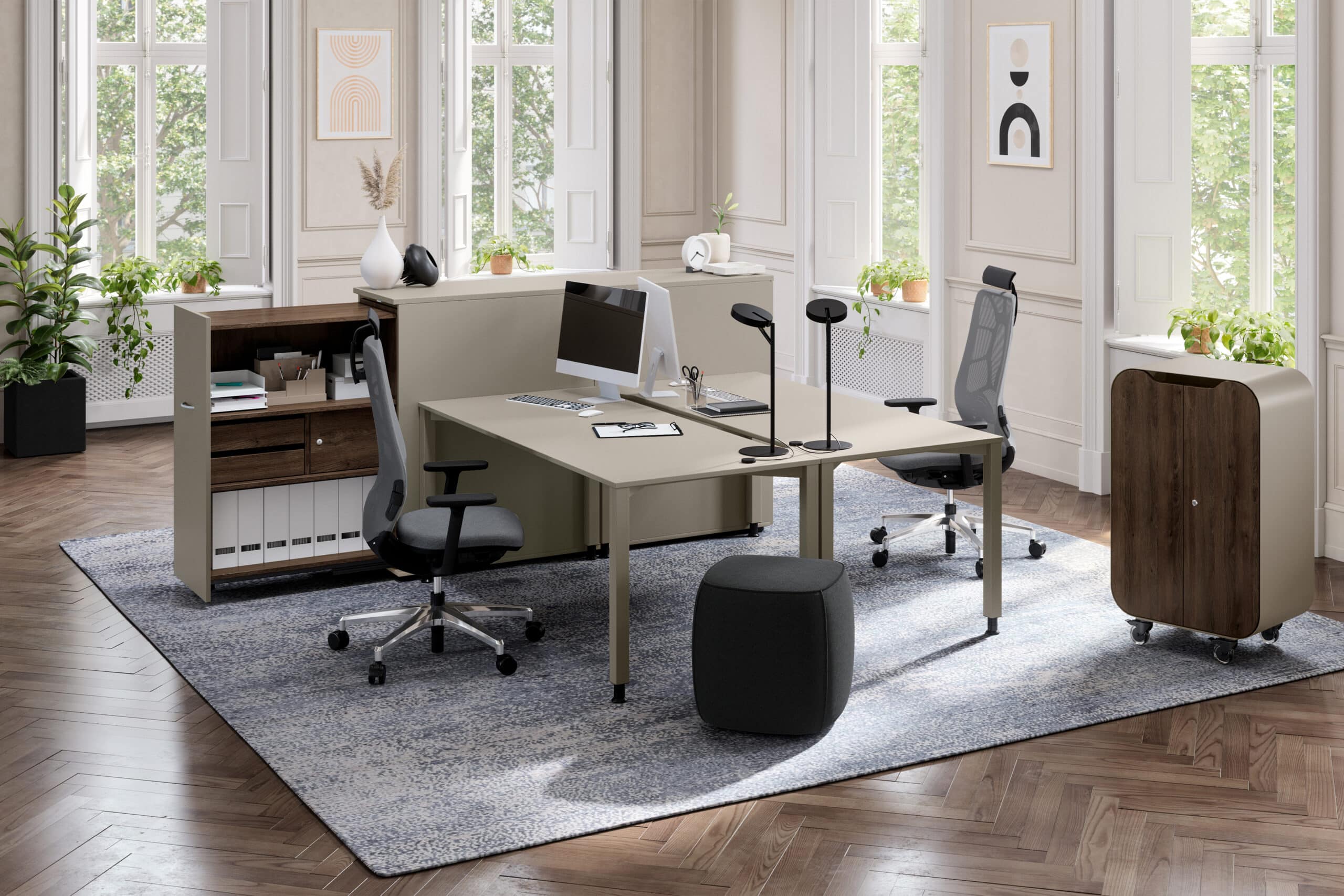 Modernes Bürozimmer mit Schreibtisch und Stühlen