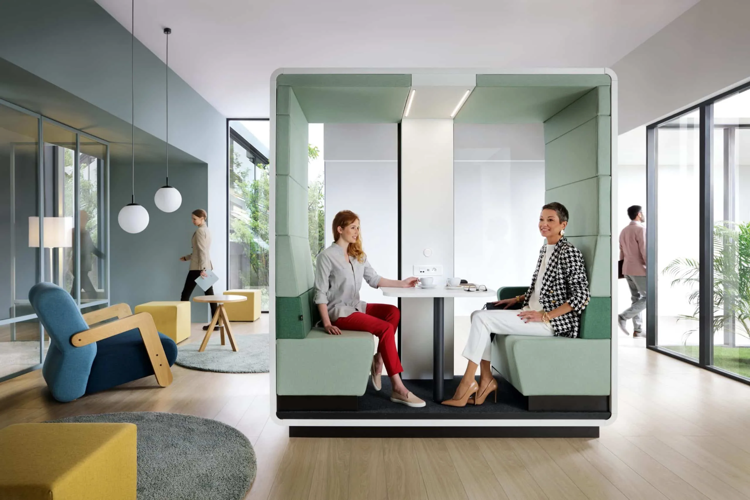 Modernes Büro mit Besprechungskabine und Möbeln