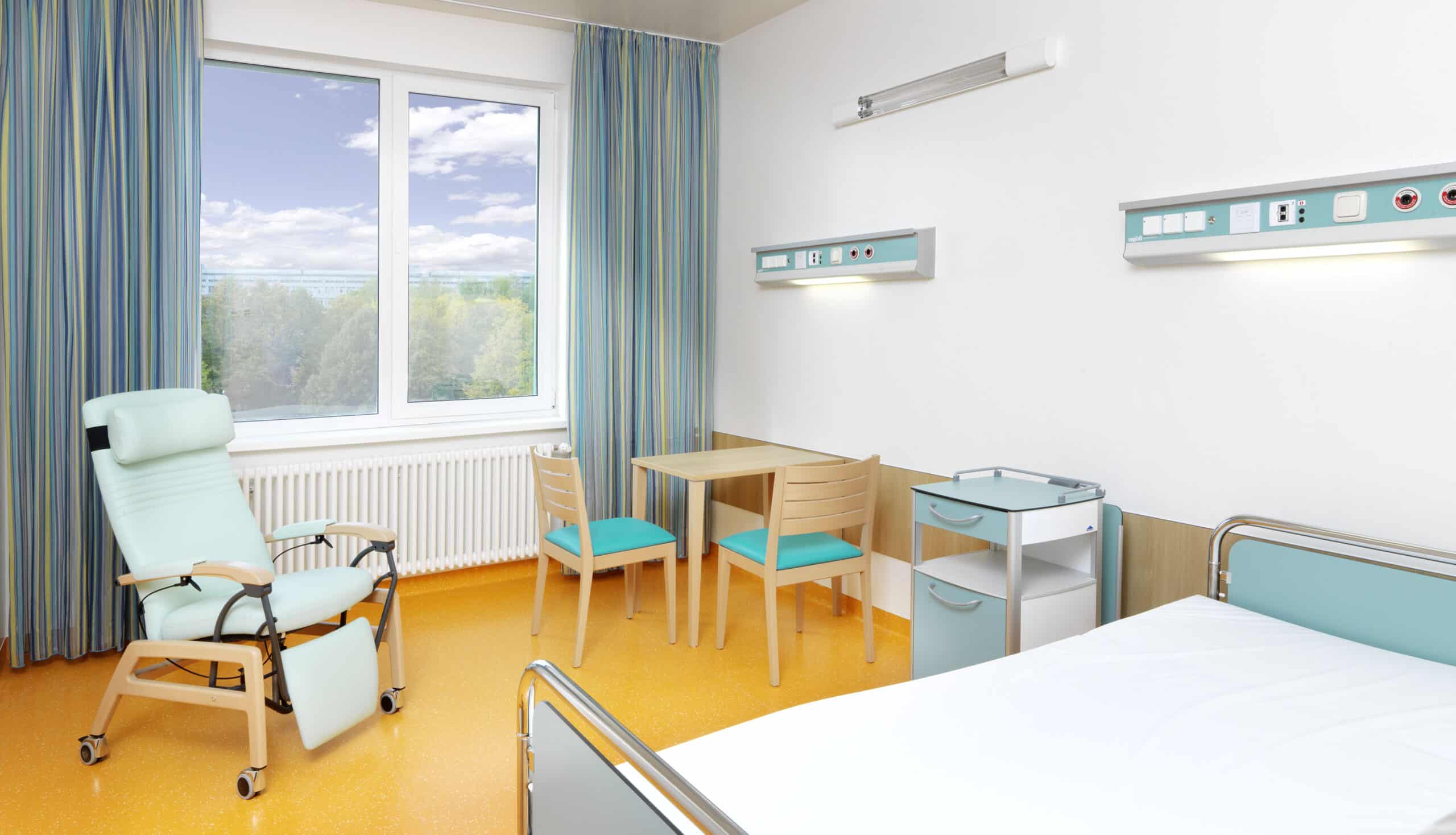 Modernes Krankenhauszimmer mit Bett und Stuhl