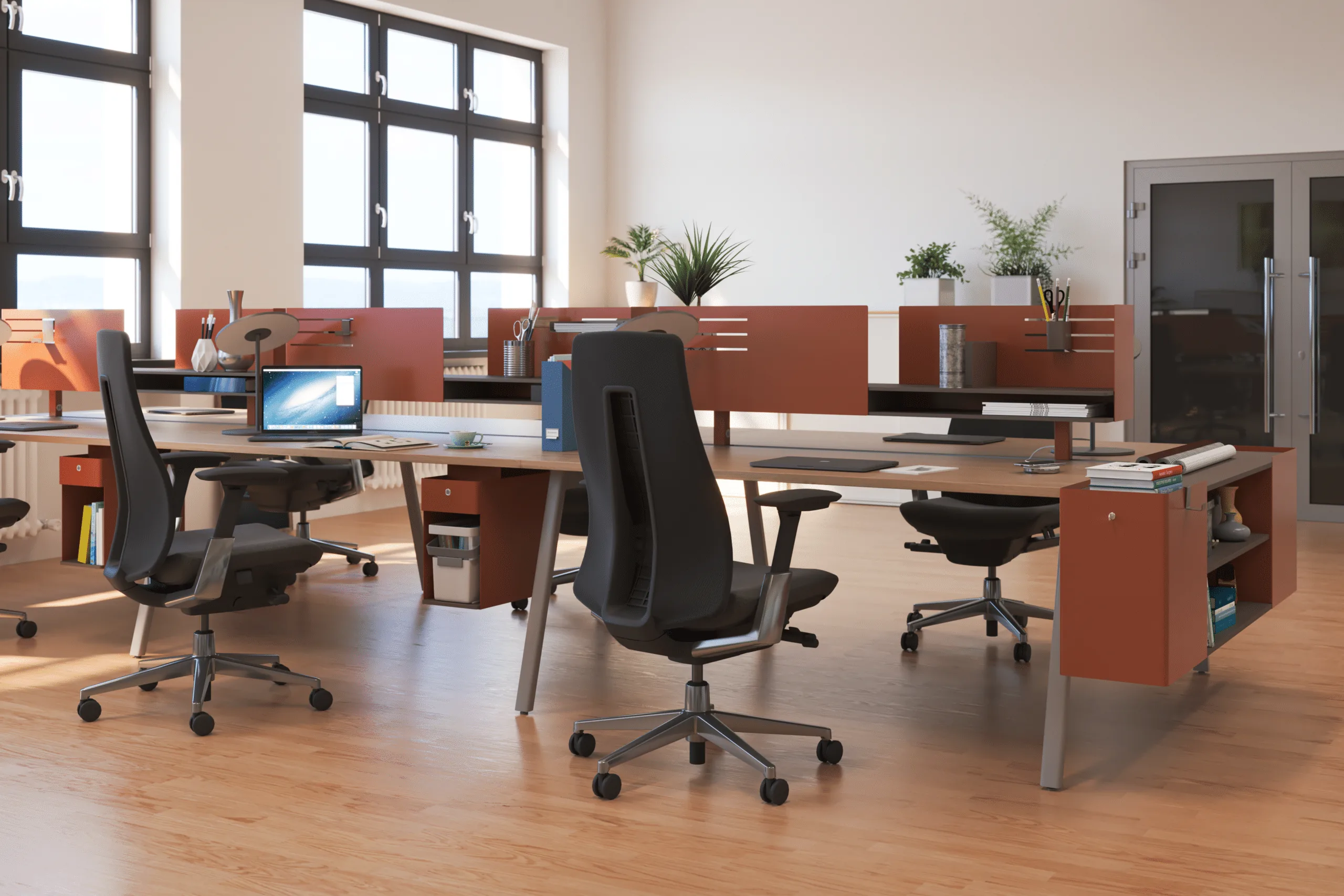 Modernes Büro mit Schreibtischen und Stühlen