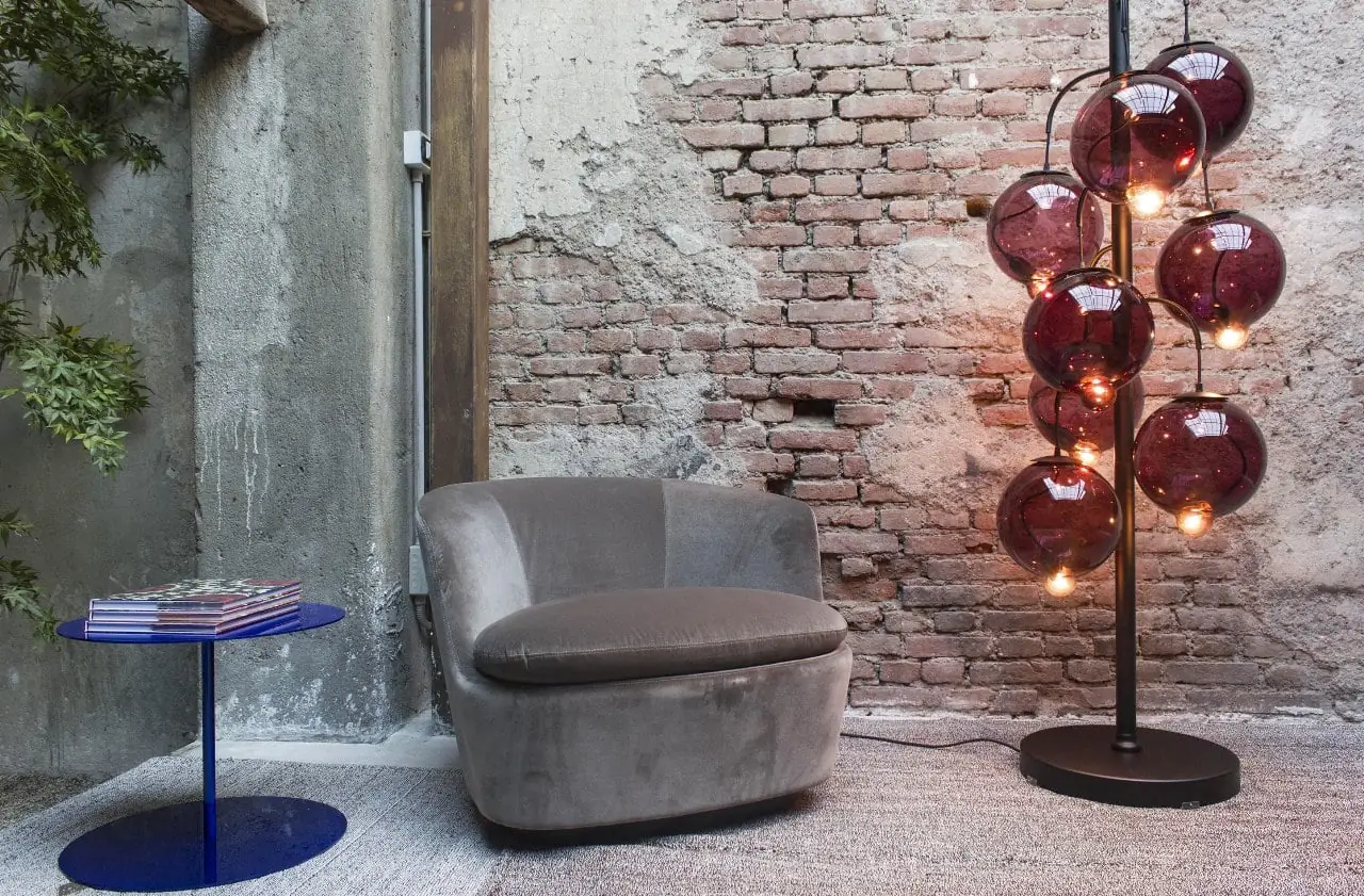 Gemütlicher Sessel mit moderner Stehlampe im Loft-Stil.
