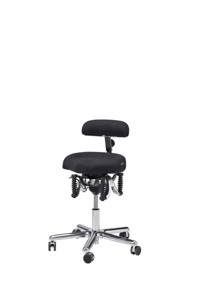 Schwarzer ergonomischer Drehstuhl mit Rückenlehne.